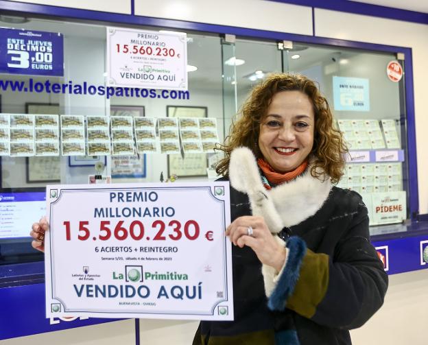 Inés Garzo, con el cartel del premio de 15,56 millones vendido en su administración